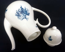 Lade das Bild in den Galerie-Viewer, KAFFEEKANNE MIT DECKEL &quot;Studio Linie&quot; &quot;Blaue Rose&quot; - Porzellan, Rosenstrauß Blumen Relief Dekor, Björn Wiinblad Designer
