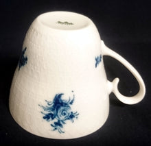 Lade das Bild in den Galerie-Viewer, KAFFEETASSE &quot;Studio Linie&quot; &quot;Blaue Rose&quot; - Porzellan, Rosenstrauß Blumen Relief Dekor, Björn Wiinblad Designer
