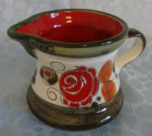 Lade das Bild in den Galerie-Viewer, 2er Set MILCHKÄNNCHEN &amp; ZUCKERDOSE OHNE DECKEL &quot;Tirol&quot; - Keramik / Steingut, Rosen Motiv Dekor, Handbemalt
