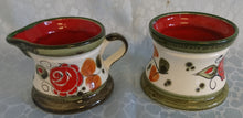Lade das Bild in den Galerie-Viewer, 2er Set MILCHKÄNNCHEN &amp; ZUCKERDOSE OHNE DECKEL &quot;Tirol&quot; - Keramik / Steingut, Rosen Motiv Dekor, Handbemalt
