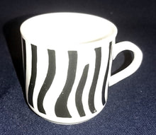 Lade das Bild in den Galerie-Viewer, 2er Set 2er ESPRESSOGEDECKE - Porzellan, Zebra &amp; Streifen Linien Balken Dekor
