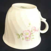 Lade das Bild in den Galerie-Viewer, KAFFEETASSE - Porzellan, Flora Blumen Blüten Pflanzen Motiv Wellen Relief Dekor
