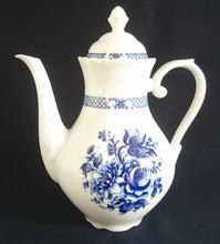 Lade das Bild in den Galerie-Viewer, KAFFEEKANNE MIT DECKEL - Porzellan, Kobalt Rosen Blumenstrauß Blätter Pflanze Blüten Abstrakt Geometrisches Relief Dekor
