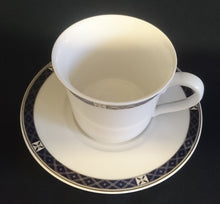 Lade das Bild in den Galerie-Viewer, KAFFEETASSE &quot;Classica&quot; - Porzellan, Geometrischer X Kreuz Rand Dekor
