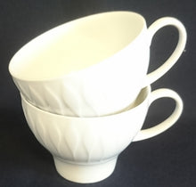 Lade das Bild in den Galerie-Viewer, 2er Set KAFFEETASSEN &quot;Lanzette&quot; - Porzellan, Einfärbiges Tropfen Relief Motiv Dekor
