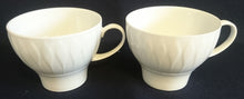 Lade das Bild in den Galerie-Viewer, 2er Set KAFFEETASSEN &quot;Lanzette&quot; - Porzellan, Einfärbiges Tropfen Relief Motiv Dekor

