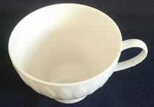 Lade das Bild in den Galerie-Viewer, 2er Set KAFFEETASSEN &quot;Lanzette&quot; - Porzellan, Einfärbiges Tropfen Relief Motiv Dekor
