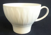 Lade das Bild in den Galerie-Viewer, 2er Set KAFFEETASSEN &quot;Lanzette&quot; - Porzellan, Einfärbiges Tropfen Relief Motiv Dekor
