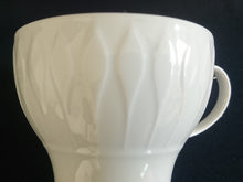 Lade das Bild in den Galerie-Viewer, KAFFEETASSE &quot;Lanzette&quot; - Porzellan, Einfärbiges Tropfen Relief Motiv Dekor
