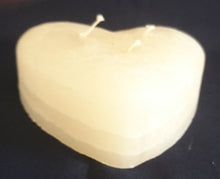 Lade das Bild in den Galerie-Viewer, STANDKERZE - Wachs / Kerzenmaterial, Warmweiß (Gelblich), Handarbeit, Herzform, 3 Dochte (G)
