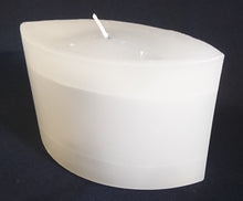 Lade das Bild in den Galerie-Viewer, STANDKERZE - Wachs / Kerzenmaterial, Kaltweiß Farbend, Handarbeit, Schiffchenform Oval, 1 Docht (G)
