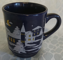Lade das Bild in den Galerie-Viewer, GLÜHWEINTASSE - Keramik / Steingut, Abendliches Winterschnee Kirchen Dorf Gebäude Motiv Dekor, Wellco Design
