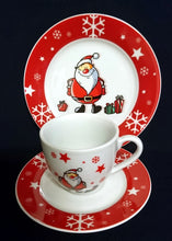 Lade das Bild in den Galerie-Viewer, 2er Set 3er KAFFEEGEDECKE &quot;Santa&quot; - Porzellan, Weihnachtsmann Nikolaus Sterne Schneeflocken Geschenke Motiv Dekor
