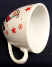 Lade das Bild in den Galerie-Viewer, 2er Set 2er KAFFEEGEDECKE &quot;Santa&quot; - Porzellan, Weihnachtsmann Nikolaus Sterne Schneeflocken Geschenke Motiv Dekor
