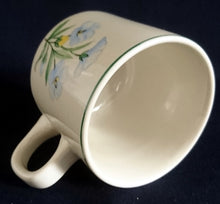 Lade das Bild in den Galerie-Viewer, 2er KAFFEEGEDECK - Keramik / Steingut, Blumenblüten Pflanzen Flora Randlinie Motiv Dekor
