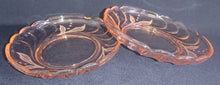 Lade das Bild in den Galerie-Viewer, DESSERTSCHALE - Hartglas, Blatt Blätter Linien Relief Schliff Dekor
