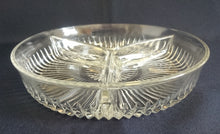 Lade das Bild in den Galerie-Viewer, GEBÄCKSCHALE - Hartglas, 3Kammer geteilt, Modern Linien Striche Balken Schliff Dekor
