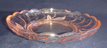 Lade das Bild in den Galerie-Viewer, DESSERTSCHALE - Hartglas, Blatt Blätter Linien Relief Schliff Dekor
