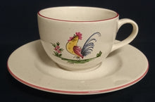 Lade das Bild in den Galerie-Viewer, 2er KAFFEEGEDECK  - Keramik / Steingut, Hahn auf dem Lande Motiv Dekorrand, Handdekoriert
