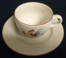 Lade das Bild in den Galerie-Viewer, 3er KAFFEEGEDECK  - Keramik / Steingut, Hahn auf dem Lande Motiv Dekorrand, Handdekoriert (G)
