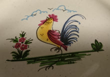 Lade das Bild in den Galerie-Viewer, 3er KAFFEEGEDECK  - Keramik / Steingut, Hahn auf dem Lande Motiv Dekorrand, Handdekoriert (G)

