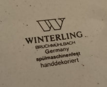 Lade das Bild in den Galerie-Viewer, 3er KAFFEEGEDECK  - Keramik / Steingut, Hahn auf dem Lande Motiv Dekorrand, Handdekoriert (G)
