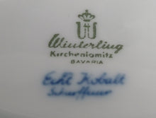 Lade das Bild in den Galerie-Viewer, SERVIERPLATTE &quot;Scharffeuer&quot; - Porzellan, Kobalt Abstrakt Indischblau Strohblume Motiv Relieflinien Dekor
