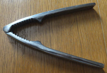 Lade das Bild in den Galerie-Viewer, NUSSKNACKER ZANGE - Metall / Edelstahl, Klassische Form Dekor
