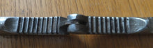 Lade das Bild in den Galerie-Viewer, NUSSKNACKER ZANGE - Metall / Edelstahl, Klassische Form Dekor
