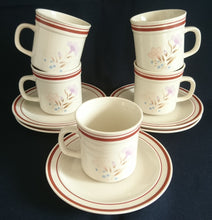 Lade das Bild in den Galerie-Viewer, 2er Set 2er KAFFEEGEDECKE - Keramik / Steingut, Blumenblüten Pflanzen Flora Linien Rand Motiv Dekor
